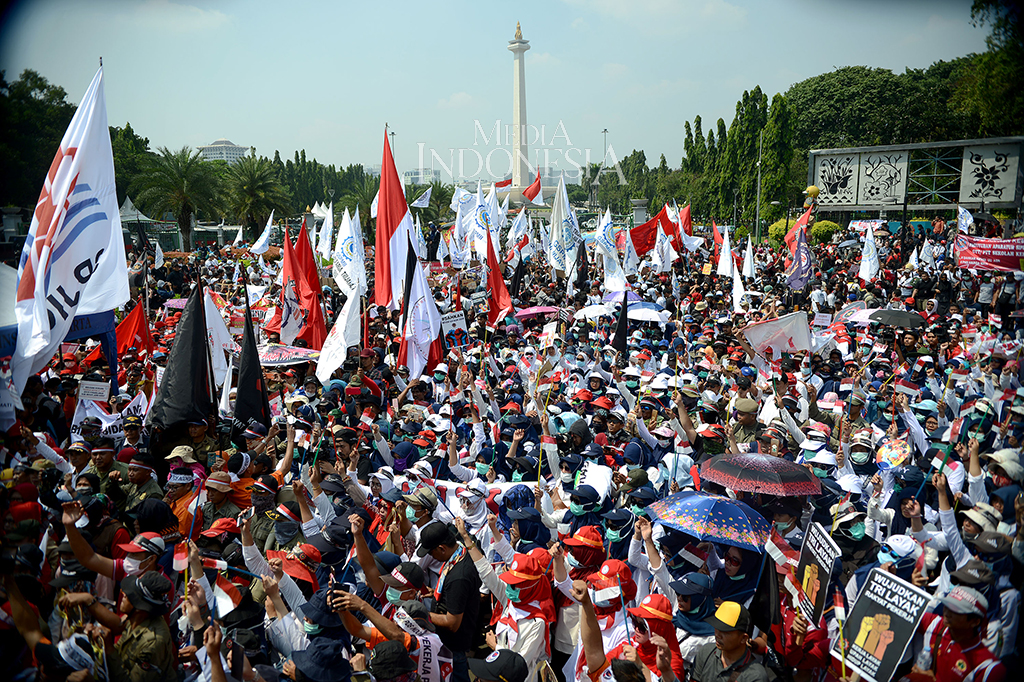 Ribuan massa buruh dari berbagai elemen serikat pekerja memadati kawasan Istana Merdeka, Medan Merdeka, Jakarta.
