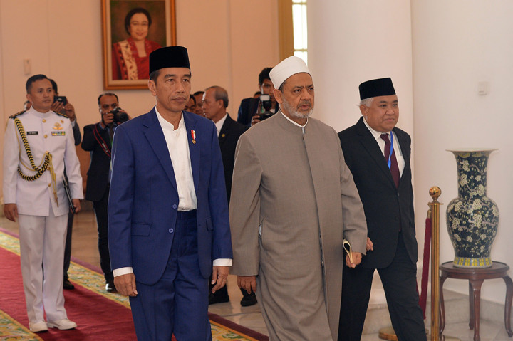 Presiden Joko Widodo (kiri) bersama Imam Besar Al Azhar Ahmad Muhammad Ath-Thayeb (tengah) dan Utusan Khusus Presiden RI untuk Dialog dan Kerja Sama Antaragama dan Peradaban (UKP-DKAAP) Din Syamsuddin (kiri) saat pembukaan Konsultasi Tingkat Tinggi (KTT) tentang Wasathiyah Islam di Istana Bogor, Jawa Barat.
