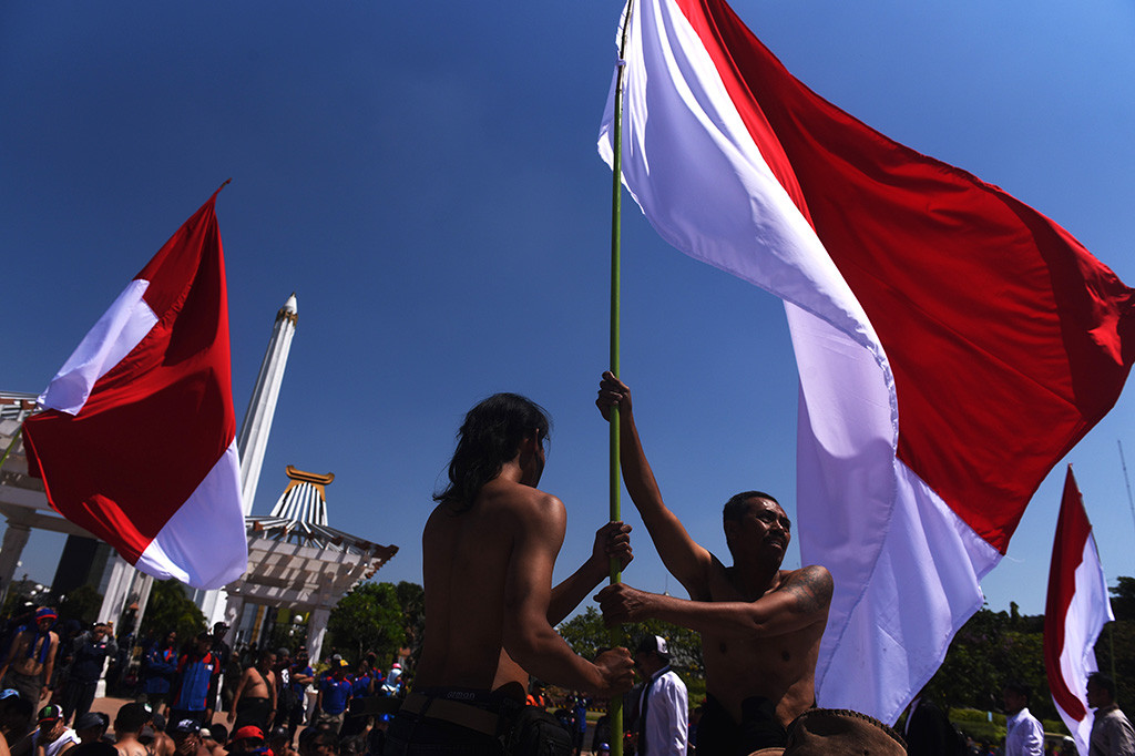 Buruh yang berasal dari sejumlah serikat buruh menggelar aksi teatrikal saat memperingati Hari Buruh di depan Kantor Gubernur Jawa Timur, Surabaya. ANTARA/Zabur Karuru