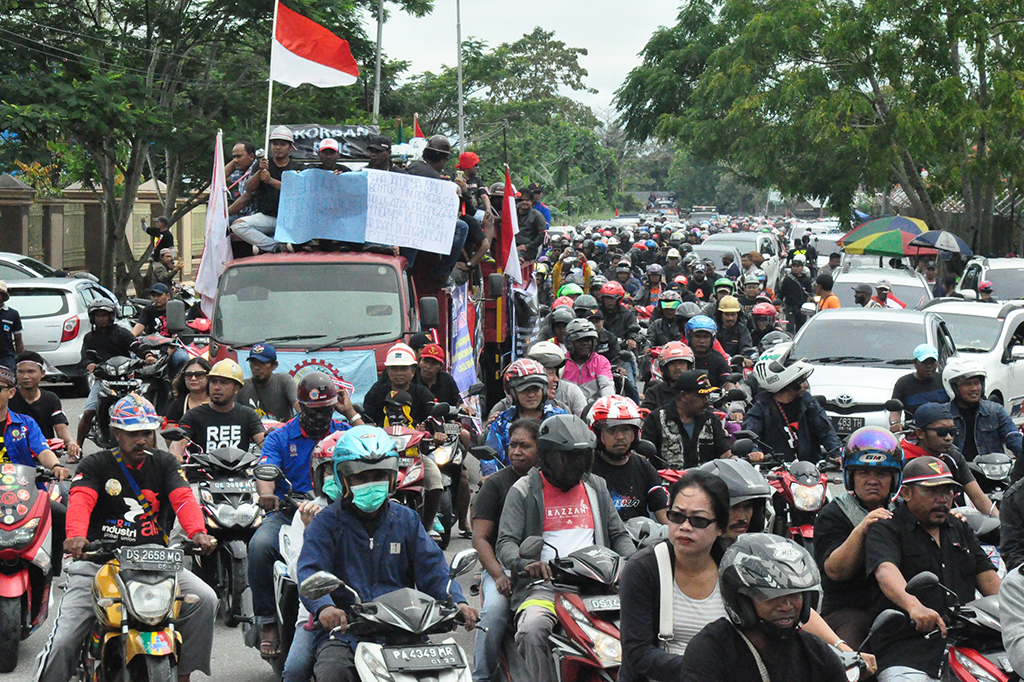 Di Mimika, Papua, PT Freeport Indonesia menggelar aksi unjuk rasa pada peringatan Hari Buruh Sedunia (May Day). Mereka mendesak pemerintahan untuk segera mengusut tuntas PHK sepihak yang dilakukan manajemen PT Freeport Indonesia dan menuntaskan kasus dugaan pelanggaran HAM yang menimpa pekerja mogok kerja. ANTARA/Spedy Paereng
