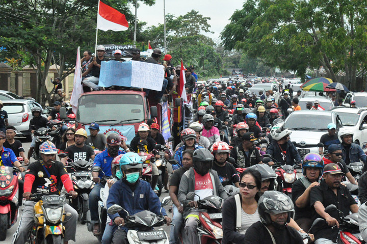 Di Mimika, Papua, PT Freeport Indonesia menggelar aksi unjuk rasa pada peringatan Hari Buruh Sedunia (May Day). Mereka mendesak pemerintahan untuk segera mengusut tuntas PHK sepihak yang dilakukan manajemen PT Freeport Indonesia dan menuntaskan kasus dugaan pelanggaran HAM yang menimpa pekerja mogok kerja. ANTARA/Spedy Paereng