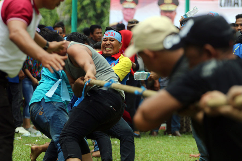 Berbeda dengan daerah lain yang menggelar demo, peringatan Hari Buruh Internasional yang digelar Pemprov Sumut, Polda Sumatera Utara dan sejumlah serikat buruh tersebut diisi dengan berbagai perlombaan dan pemberian hadiah serta penyerahan sembako kepada para buruh. ANTARA/Irsan Mulyadi