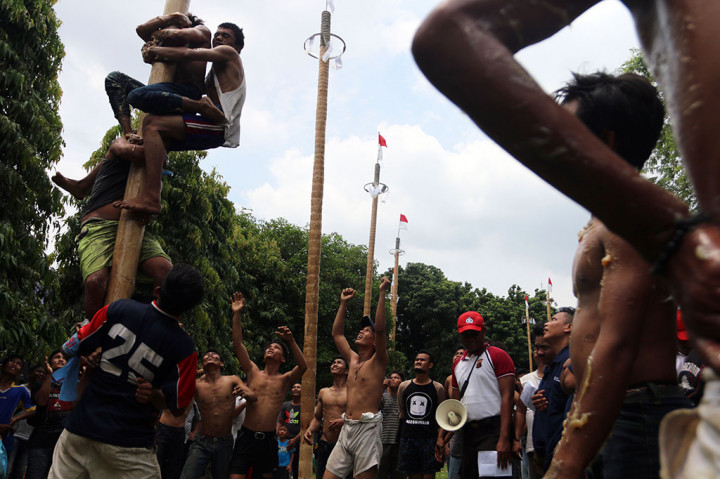 Sejumlah buruh dari berbagai elemen mengikuti lomba panjat pinang saat memperingati Hari Buruh Internasional, di Medan, Sumatera Utara. ANTARA/Irsan Mulyadi
