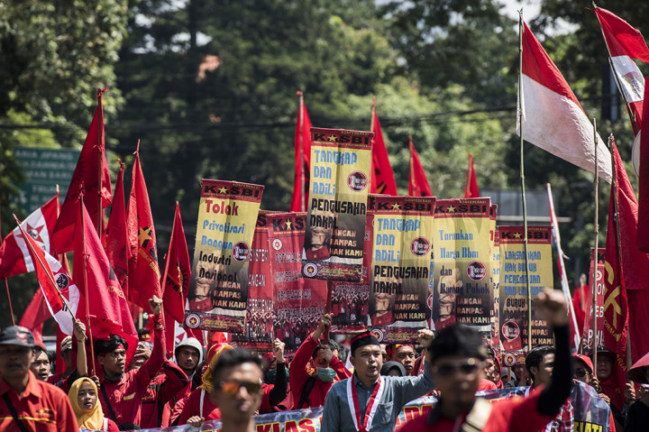 Ratusan buruh melakukan aksi Hari Buruh Internasional di depan Gedung Sate, Bandung, Jawa Barat. Dalam aksinya mereka meminta kepada Pemerintah untuk meningkatkan kesejahteraan kaum buruh. ANTARA/M Agung Rajasa/