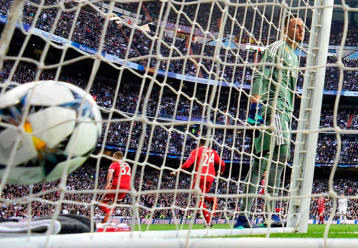 Kelengahan barisan pertahanan tuan rumah dimanfaatkan pemain belakang Bayern Joshua Kimmich untuk membawa timnya unggul pada menit ketiga di Santiago Bernabeu. AFP/Javier Soriano