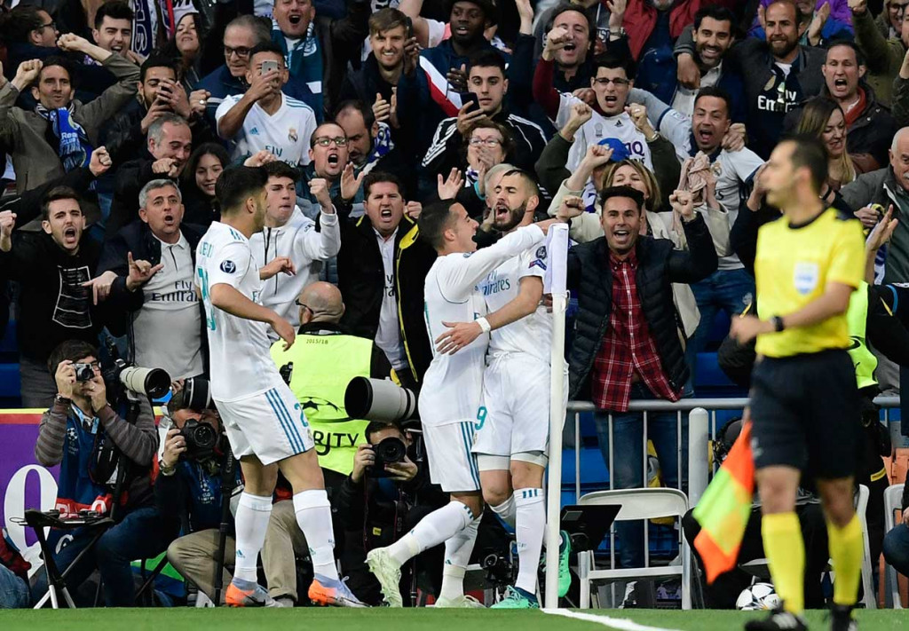 Benzema melakukan selebrasi bersama rekan-rekan setimnya usai mencetak gol penyama bagi Madrid. AFP/Javier Soriano