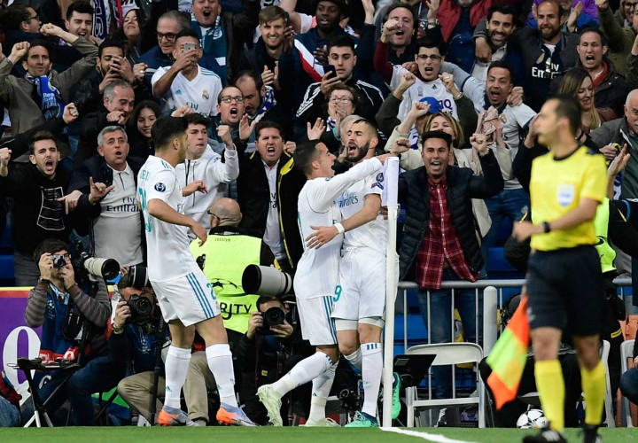 Benzema melakukan selebrasi bersama rekan-rekan setimnya usai mencetak gol penyama bagi Madrid. AFP/Javier Soriano