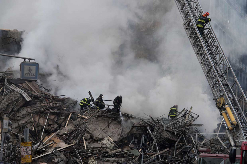 Petugas pemadam kebakaran berjibaku untuk memadamkan api di sebuah gedung 24 lantai yang ambruk pascakebakaran di Sao Paulo, Brasil, Selasa, 1 Mei 2018 waktu setempat.