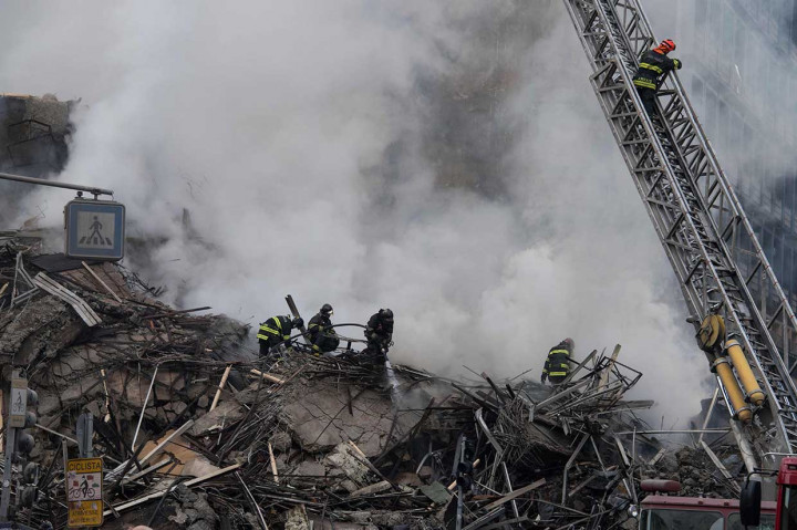 Petugas pemadam kebakaran berjibaku untuk memadamkan api di sebuah gedung 24 lantai yang ambruk pascakebakaran di Sao Paulo, Brasil, Selasa, 1 Mei 2018 waktu setempat.