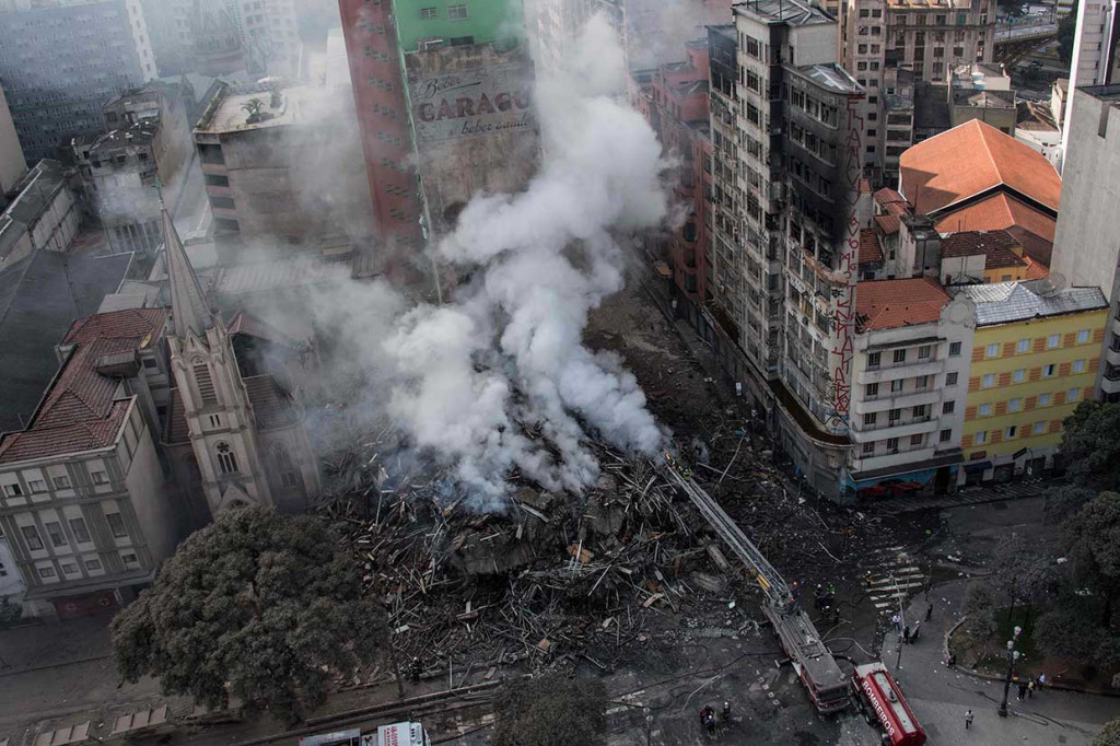 Gedung 24 lantai tersebut ambruk setelah struktur bangunan dilalap api. 