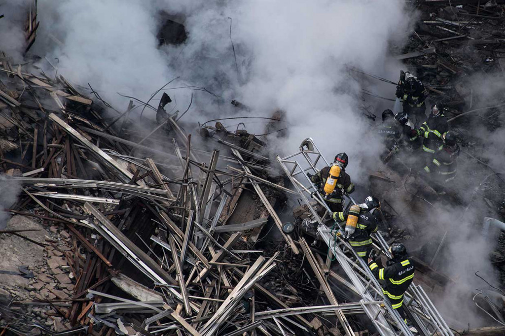 Kebakaran terjadi sekitar 01.20 waktu setempat, dan menyebar dengan cepat, mengubah bangunan menjadi neraka.