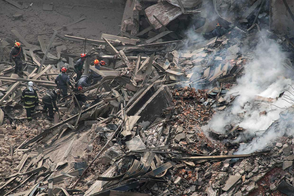 Sedikitnya 57 kendaraan dan 160 petugas kemadam kebakaran dikerahkan ke lokasi untuk memadamkan api.