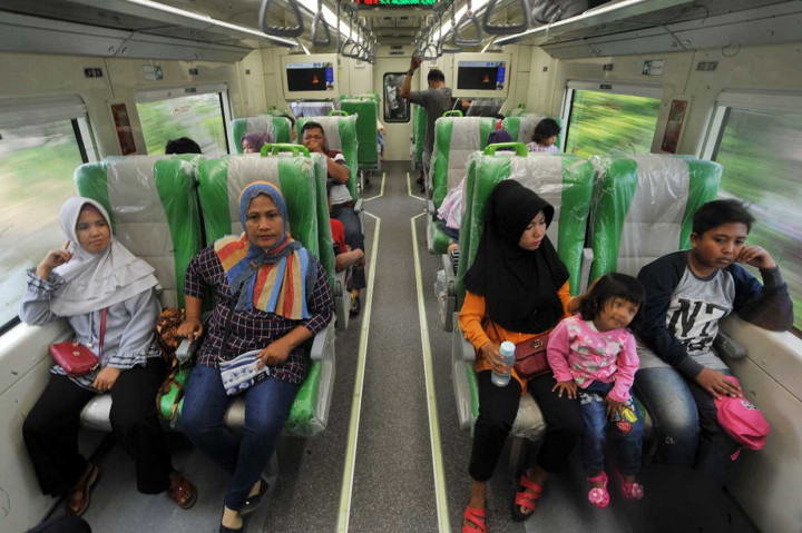Sejumlah penumpang menikmati perjalanan menggunakan Kereta Rel Diesel Elektrik (KRDE) Minangkabau Ekspres dari Padang menuju Bandara Internasional Minangkabau (BIM), di Padangpariaman, Sumatera Barat, Selasa, 1 Mei 2018.