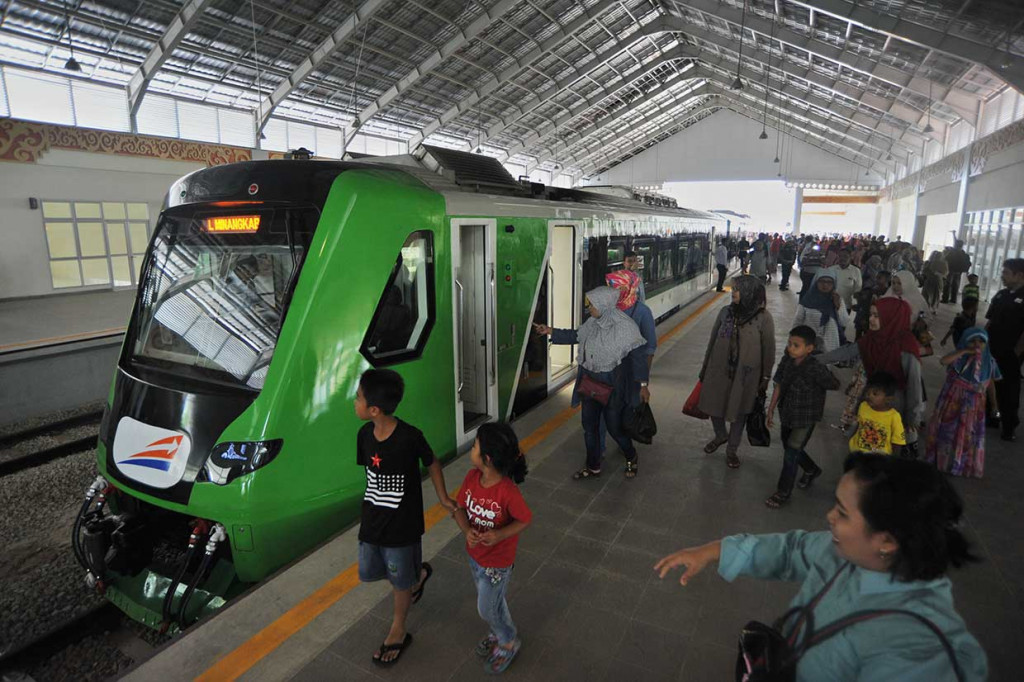 PT KAI Divre II Sumbar resmi mengoperasionalkan KRDE itu dengan jadwal lima kali keberangkatan dari Padang dan BIM, dan penumpang digratiskan selama tiga hari ke depan. Setelah itu diberlakukan tiket Rp10 ribu per orang selama tiga bulan.