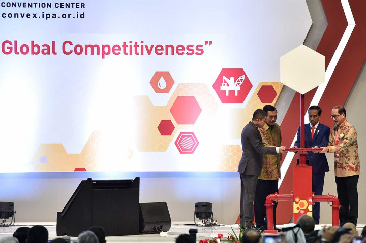 Presiden Joko Widodo (kedua kanan) bersama Menko Kemaritiman Luhut Panjaitan (kedua kiri), Menteri ESDM Ignasius Jonan (kiri) dan Presiden Indonesian Petroleum Association (IPA) Ronald Gunawan (kanan) membuka Konvensi dan Pameran IPA ke-42 Tahun 2018 di Jakarta, Rabu, 2 Mei 2018. 