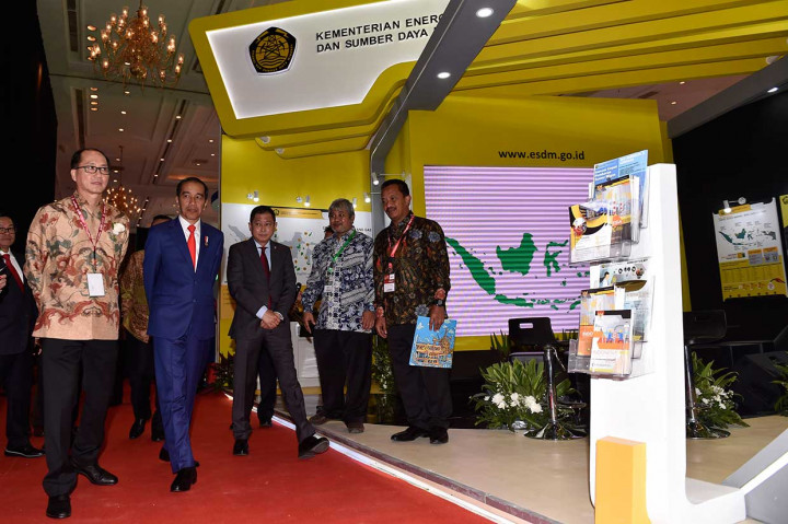Presiden Jokowi bersama Menteri ESDM Ignasius Jonan (ketiga kanan) dan Presiden Indonesian Petroleum Association (IPA) Ronald Gunawan (kiri) meninjau Konvensi dan Pameran IPA ke-42 Tahun 2018 di Jakarta.