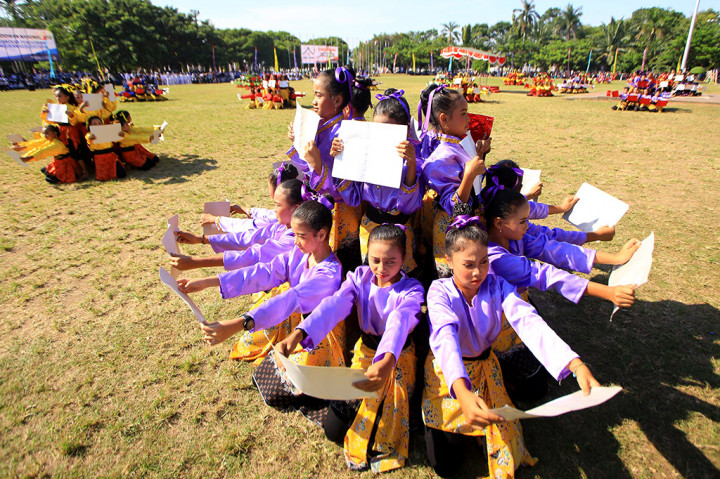 Pelajar menampilkan tarian kreasinya di Taman Blambangan, Banyuwangi, Jawa Timur. ANTARA/Budi Candra Setya