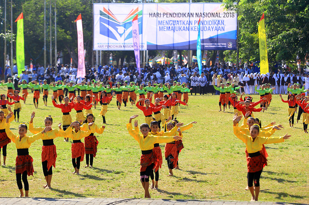 Tarian Budaya Literasi yang melibatkan 400 pelajar itu, menggambarkan ajakan kepada masyarakat agar gemar membaca. ANTARA/Budi Candra Setya
