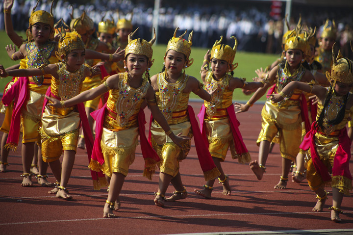 Sejumlah siswa mementaskan tarian kidang saat Peringatan Hari Pendidikan Nasional (Hardiknas) 2018 di Solo, Jawa Tengah. Tarian Kidang persembahan Dinas Kebudayaan (Disbud) Surakarta tersebut dipentaskan untuk mengajak masyarakat terlibat dalam membangun karakter bangsa yang berkepribadian kebudayaan. ANTARA/Maulana Surya
