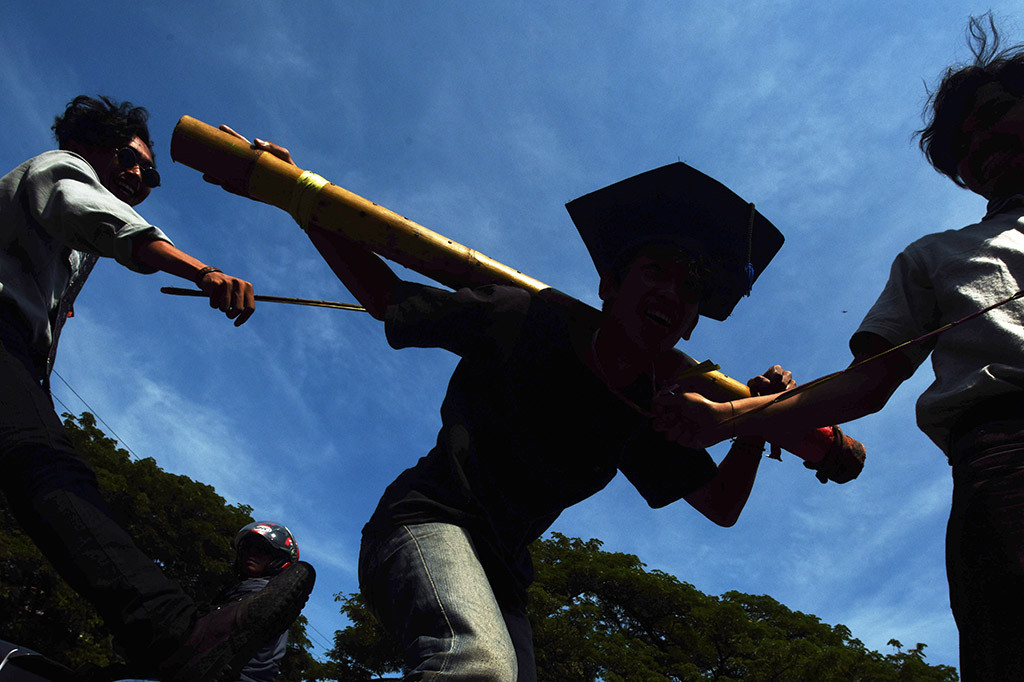 Mahasiswa yang tergabung dalam BEM Fakultas Keguruan dan Ilmu Pendidikan (FKIP) Unismuh Makassar melakukan aksi teatrikal saat memperingati Hari Pendidikan Nasional di depan kampus Universitas Muhammadiyah (Unismuh) Makassar, Sulawesi Selatan. ANTARA/Yusran Uccang