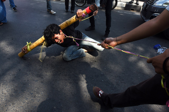 Dalam aksinya, mereka meminta agar dihentikannya komersialisasi pendidikan dan meminta agar pemerintah segera menjamin wajib belajar 12 tahun. ANTARA/Yusran Uccang