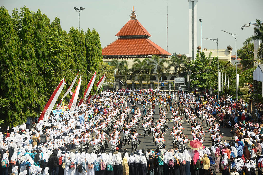 Sejumlah siswa mempertunjukkan tarian modern saat mengikuti kirab budaya dalam rangka Hardiknas di Kudus, Jawa Tengah. Karnaval budaya itu diikuti ribuan pelajar dari tingkat TK sampai SMA yang menampilkan berbagai pakaian dan kesenian tradisional untuk menumbuhkan rasa kebineka tunggal ikaan bagi generasi muda. ANTARA/Yusuf Nugroho