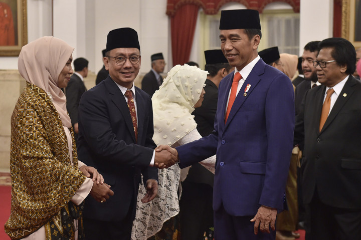 Presiden Joko Widodo berjabat tangan dengan anggota Komisi Pengawas Persaingan Usaha (KPPU) Yudi Hidayat usai pelantikan di Istana Negara, Jakarta.
