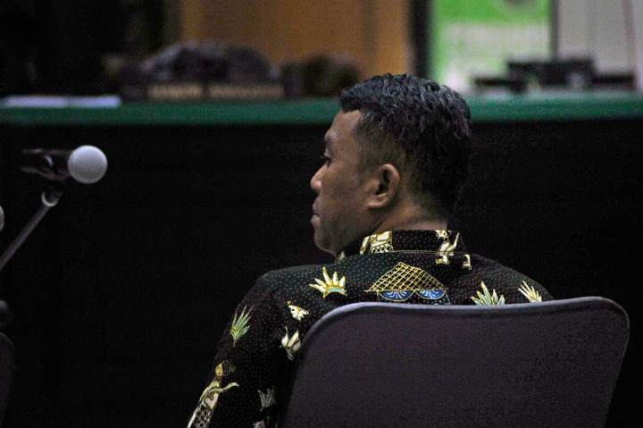 Wali Kota nonaktif Cilegon yang juga terdakwa kasus dugaan suap perizinan amdal pembangunan Transmart, Iman Ariyadi, menyimak tuntutan yang dibacakan jaksa KPK dalam sidang di Pengadilan Tipikor Serang, Banten, Rabu, 2 Mei 2018.