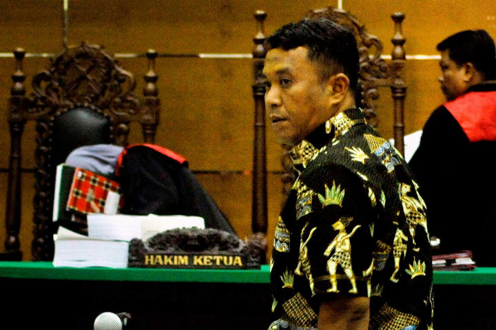 Iman dituntut dengan hukuman sembilan tahun penjara ditambah dengan Rp275 juta serta dicabut hak politik selama lima tahun.