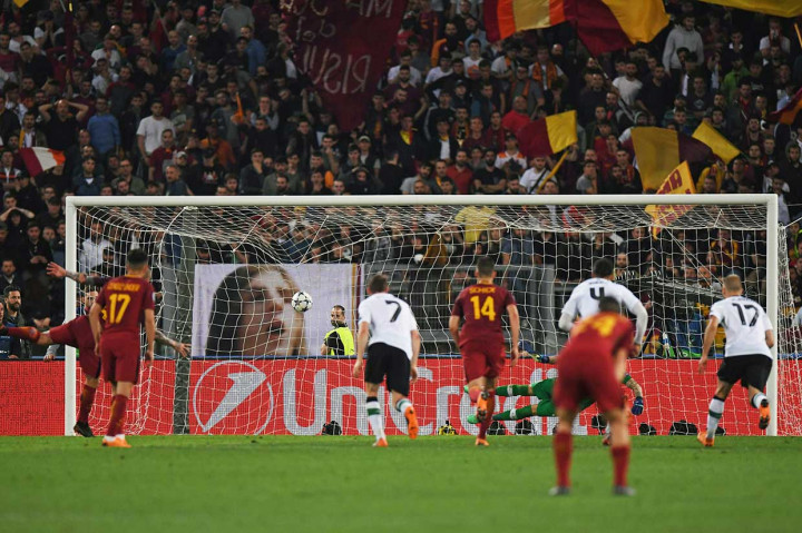 Gol kedua Radja Nainggolan, yang tercipta melalui penalti menjelang waktu normal usai, membawa Roma hanya memerlukan satu gol lagi untuk memaksakan dimainkannya babak tambahan waktu. AFP/Paul Elis