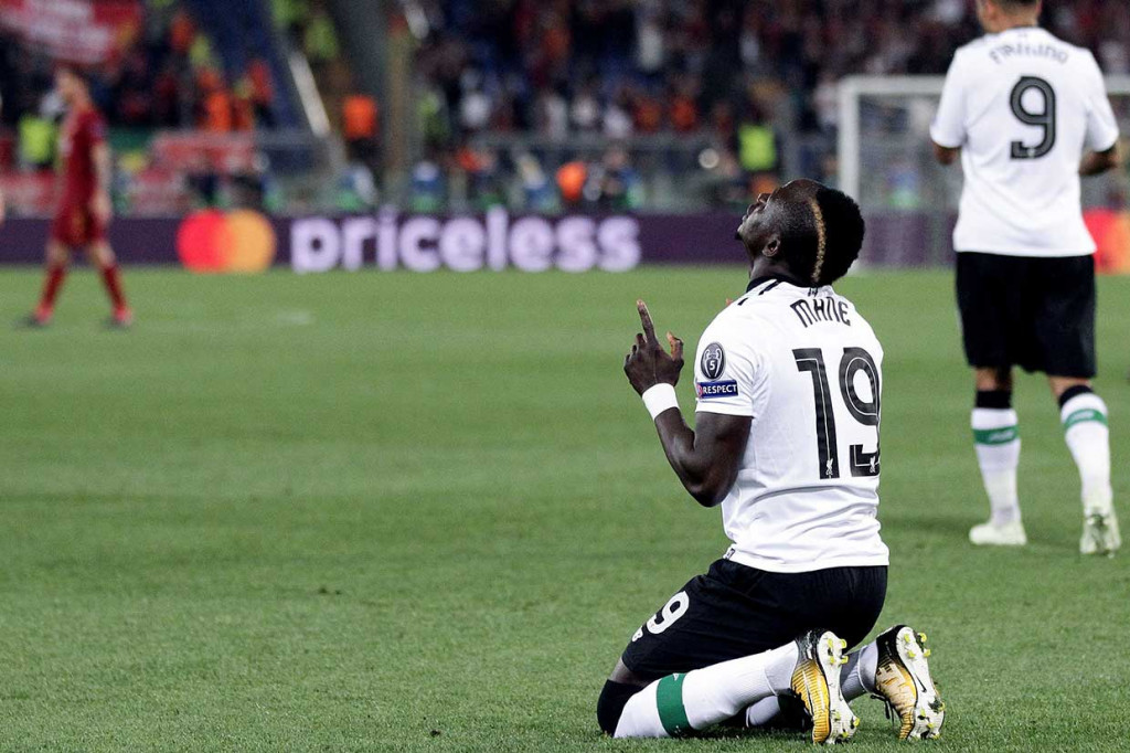 Sebelumnya, penyerang Liverpool Sadio Mane membawa mereka unggul pada menit ke-5. Gol tercipta akibat kesalahan Nainggolan sehingga bola bisa direbut Roberto Firmino yang kemudian diteruskan Mane untuk menjebol gawang Roma. AFP/Isabella Bonotto