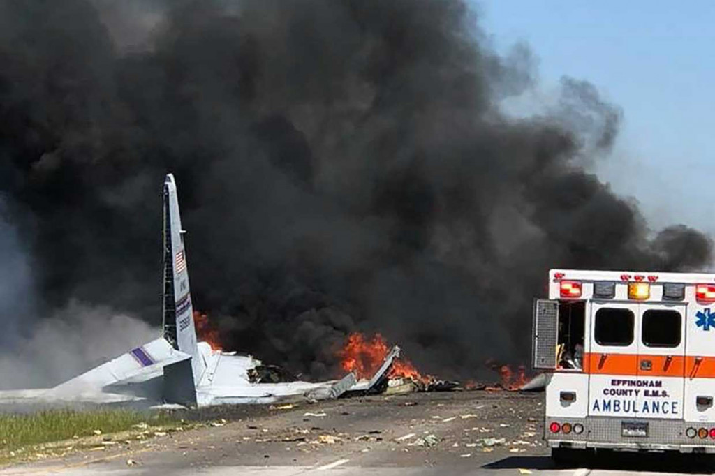 Asap tebal hitam dan kobaran api terlihat dari reruntuhan pesawat cargo militer AS yang jatuh di persimpangan jalan raya di Kota Savannah, Georgia, Rabu, 2 Mei 2018 waktu setempat. 