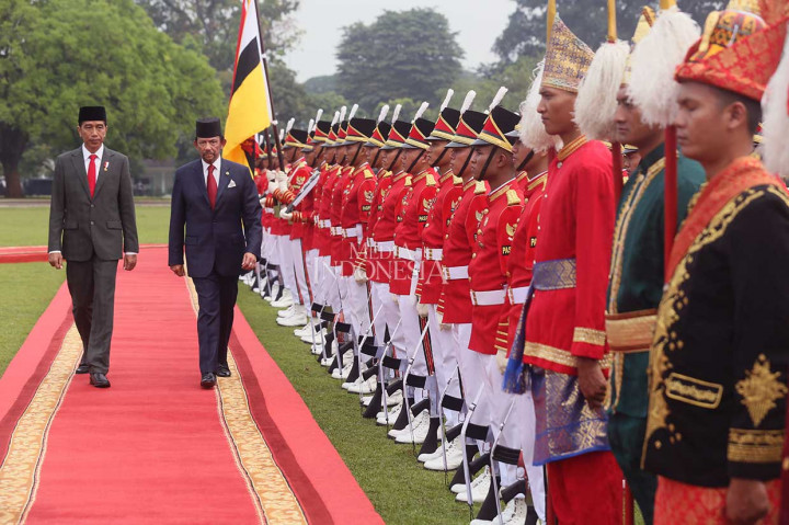 Presiden Jokowi mendampingi Sultan Brunei malakukan inspeksi pasukan kehormatan.