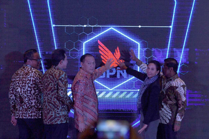 Gubernur Bank Indonesia Agus Martowardojo (tengah) bersama Menteri BUMN Rini Soemarno (kedua kanan), Menteri Sosial Idrus Marham (kanan), Ketua Umum Perbanas Kartiko Wirjoatmodjo (kiri), anggota Komisioner OJK Heru Kristiyana (kedua kiri) meluncurkan bersama kartu berlogo Gerbang Pembayaran Nasional (GPN) di Jakarta, Kamis, 3 Mei 2018.