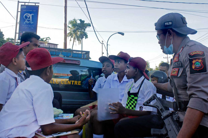 Pelajar kelas VI SD Inpres 74 Kota Sorong yang bersiap mengikuti Ujian Sekolah Berstandar Nasional (USBN) terpaksa mengungsi ke sekolah lain akibat sekolah mereka diblokade dan dipalang oleh pemilik ulayat tanah yang meminta ganti rugi Rp5 miliar atas tanah seluas 3.000 meter persegi. ANTARA/Olha Mulalinda