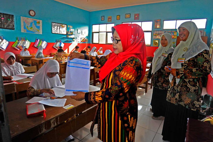Kemendiknas kembali menggunakan model soal campuran 10 persen soal esai dan 90 persen pilihan ganda untuk mengukur tingkat ketuntasan belajar sekaligus menumbuhkan daya nalar para siswa dalam berargumentasi. ANTARA/Asep Fathulrahma