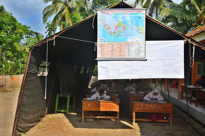 Siswa Madrasah Ibtidaiyah (MI) Pasawahan, Dusun Ciakar, Kabupaten Ciamis, Jabar, mengikuti USBN di dalam tenda darurat karena 3 ruang kelas mereka roboh serta 3 kelas tidak bisa digunakan akibat pergerakan tanah. ANTARA/Adeng Bustomi