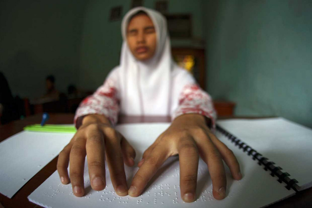 Siswa SLB A/YKAB Surakarta, Solo, Jateng membaca soal dengan naskah braile saat mengikuti USBN. ANTARA/Maulana Surya