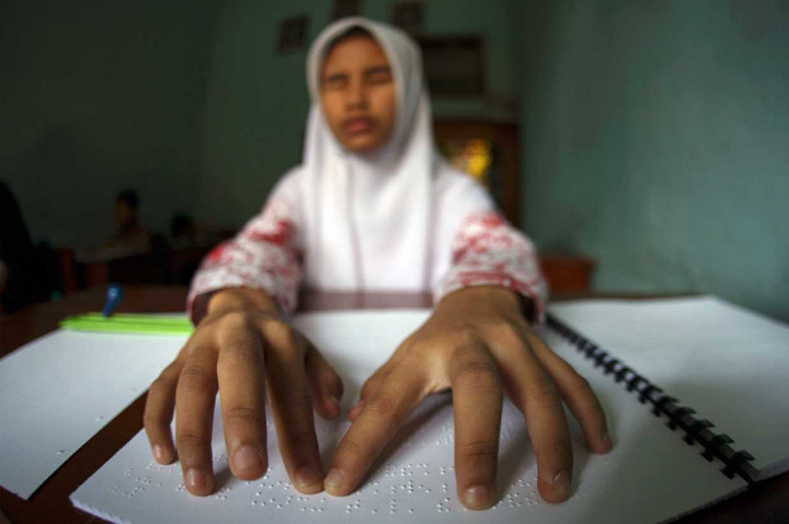 Siswa SLB A/YKAB Surakarta, Solo, Jateng membaca soal dengan naskah braile saat mengikuti USBN. ANTARA/Maulana Surya