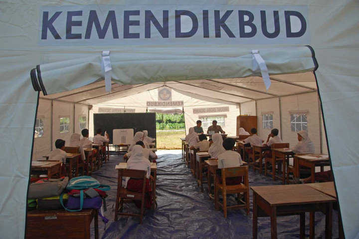 Siswa SDN Kasinoman mengikuti USBN di tenda darurat di lokasi bencana gempa bumi Desa Kasinoman, Kalibening, Banjarnegara, Jateng. USBN hari pertama di Kalibening diwarnai gempa susulan sehingga membuat panik siswa. ANTARA/Anis Efizudin