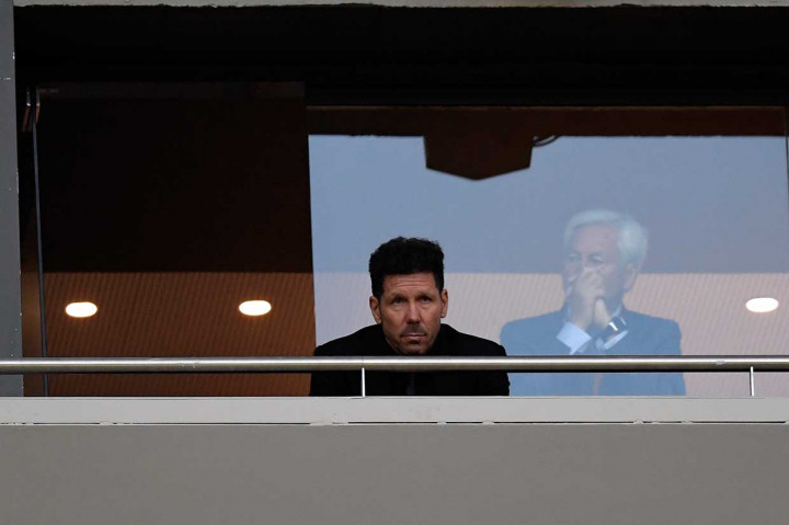Sementara pelatih Atletico Diego Simeone harus duduk di tribune karena menjalani hukuman menyusul protesnya pada leg pertama di Stadion Emirates, minggu lalu.