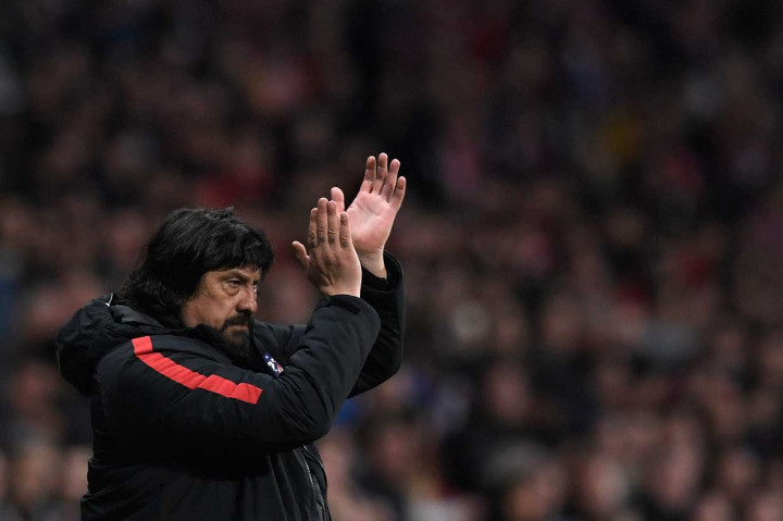 Namun asisten pelatih German Burgos mampu menggantikan dirinya dengan baik sekaligus mengomando para penggemar tuan rumah dari tepi lapangan untuk semakin membakar semangat timnya.