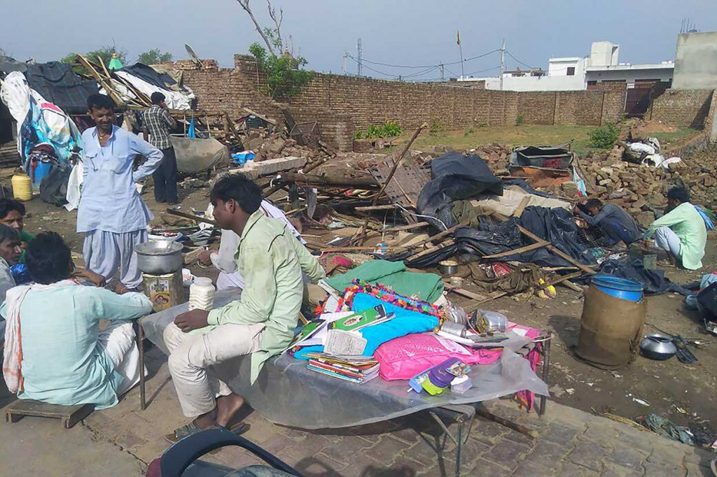 Sementara itu, tiga distrik di Rajasthan, yakni Alwar, Dholpur, dan Bharatpur, di negara bagian yang dikenal karena peninggalan bersejarah dan budaya penuh warna, menjadi area yang mendapatkan amukan badai debu terparah. Di Bharatpur, aliran listrik sempat terputus karena hancurnya lebih dari 1.000 tiang listrik. Pemerintah memperkirakan, mereka butuh waktu lebih dari dua hari untuk mengembalikan aliran listrik di Bharatpur.