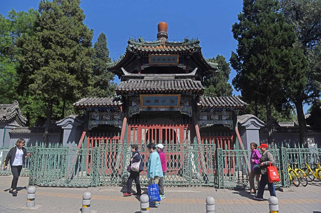 Warga melintas di halaman Masjid Niujie, di Beijing, Tiongkok, Rabu, 3 Mei 2018. Masjid tersebut merupakan masjid terbesar di Beijing yang menjadi titik awal masuknya Islam di daratan Tiongkok. 