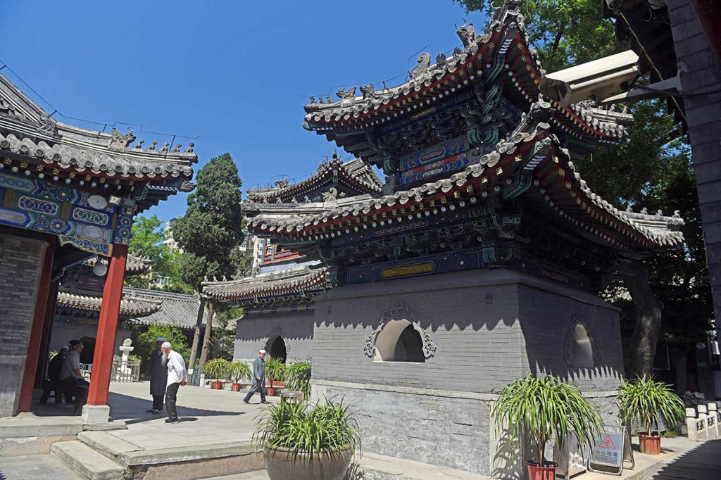 Masjid Niujie dibangun pada 996 di masa Dinasti Liao (916-1125), terletak di Niujie (Jalan Sapi), Distrik Xuanwu, Beijing, adalah masjid tertua dan terbesar di Beijing.