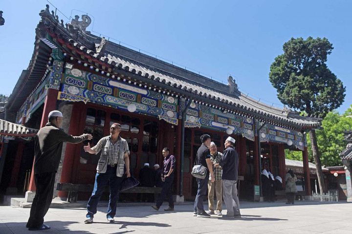 Nama masjid sebenarnya adalah Libaisi, yang diberikan oleh Kaisar Chenghua pada 1474. Karena terletak di Jalan Sapi (Niu berarti sapi dan Jie berarti jalan), masjid ini disebut Masjid Niujie sampai sekarang. 