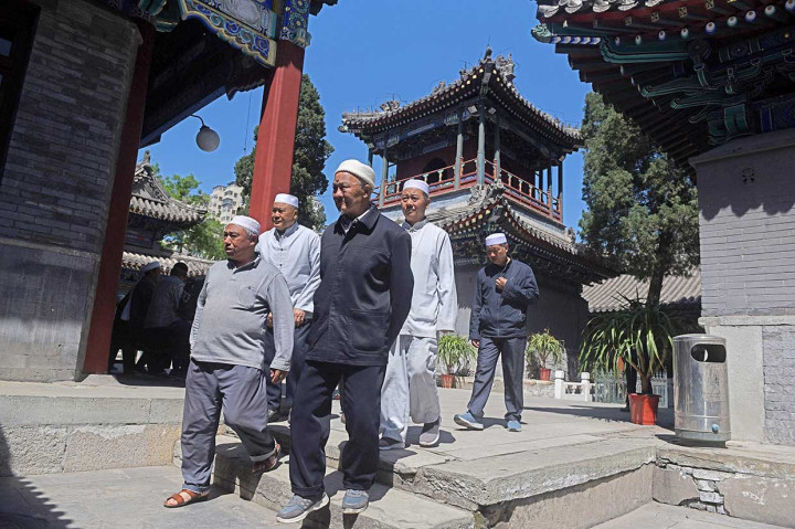 Masjid yang telah mengalami renovasi dan perluasan beberapa kali ini merupakan pusat komunitas Muslim Beijing yang jumlahnya mencapai 200 ribu jiwa.  Arsitekturnya memperlihatkan campuran desain khas Tiongkok-Islam.