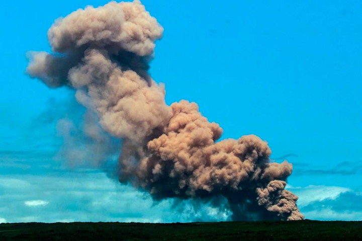 Gunung Berapi Kilauea menyemburkan material vulkanik saat erupsi, di Big Island, Hawaii, Kamis, 3 Mei 2018 waktu setempat.