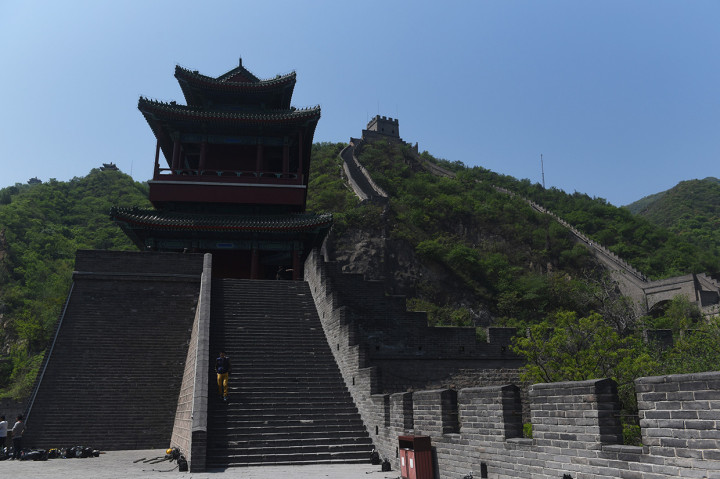 Wisatawan mengunjungi salah satu bagian dari Tembok China di kawasan Juyongguan, Beijing. 