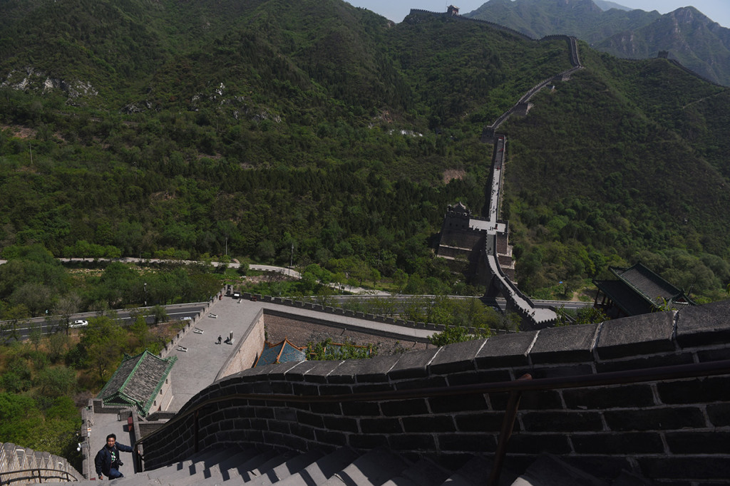 Tembok China yang memiliki panjang 13.000 mil atau sekitar 21.000 kilometer dan hampir melingkupi 15 provinsi di negara China tersebut menjadi tujuan wisata paling populer di negara itu. 
